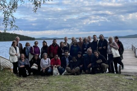 ryhmäkuva kokouksen osallistujista Menesjärven rannalla